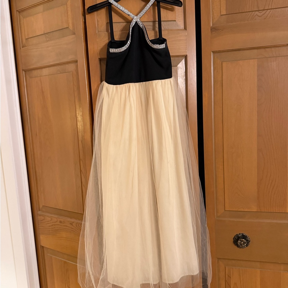 Chic Kids Formal Dress with Black Bodice and Cream Skirt - Picture 4 of 5